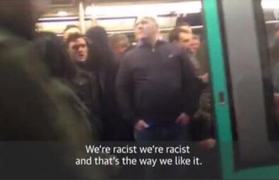 VIDEO Imagini şocante din Paris » Fanii lui Chelsea n-au lăsat un francez de culoare să urce în metrou: "Sîntem rasişti!"