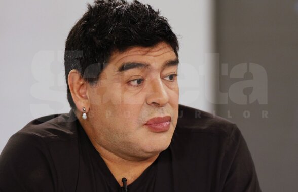 FOTO Feţele lui "Mamadona" cu cercei de perle » Diego Maradona surprinde din nou cu look-ul său