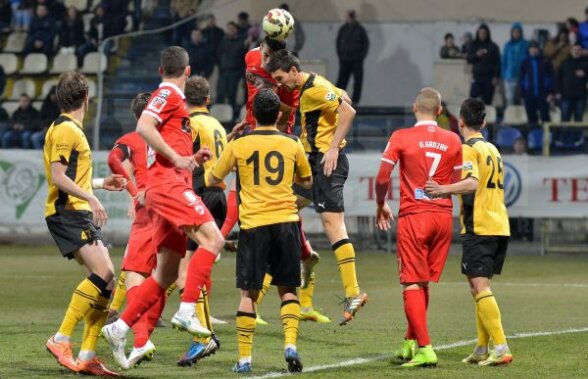 VIDEO FC Braşov a cerut penalty la o fază din minutul 48 » Mingea l-a atins în cot pe Machado, dar arbitrul n-a dictat nimic. Trebuia acordat penalty?