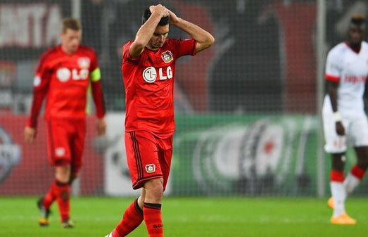 VIDEO Fotbalist dat afară de la Bayer Leverkusen după ce i-a dat un cap în gură unui steward!