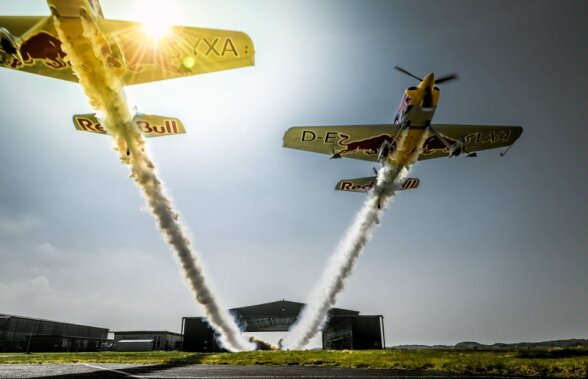 FOTO&VIDEO Zbor nebun de record mondial » Doi piloţi britanici au zburat în formaţie prin interiorul unui hangar!