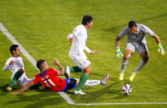 FOTO Super eroii Alexis Sanchez și Arturo Vidal »  Cum s-au transformat zidurile din Santiago de Chile pentru Copa America :D