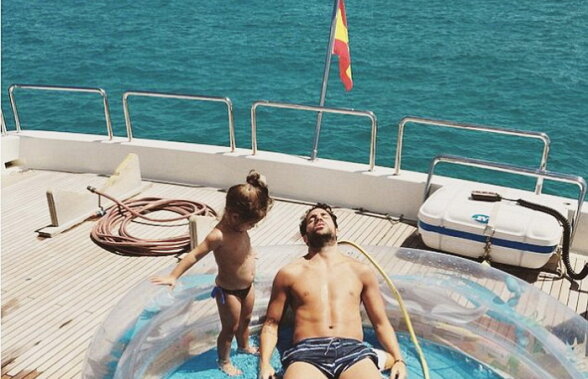 Imagine emoționantă cu Cesc Fabregas. Uite cu cine s-a fotografiat la piscină!