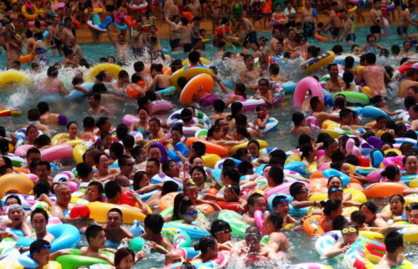 8.000 de chinezi au mers într-o zi la aceeaşi piscină. Imaginea cu ei face înconjurul lumii