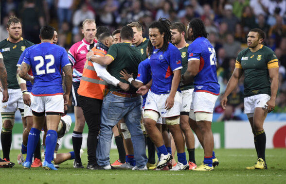 VIDEO Cît curaj să ai? Un fan a intrat pe teren la Mondialul de rugby și s-a dus direct în grămada spontană!