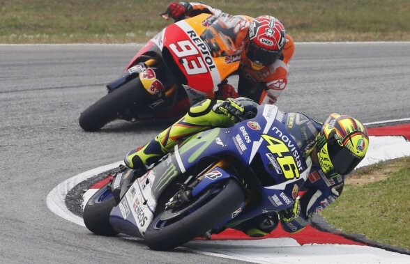 VIDEO & FOTO Scandal imens în Moto GP » Rossi e acuzat că l-a lovit cu piciorul pe Marquez, care a abandonat! Cine ia titlul?