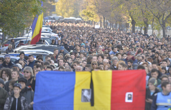 FOTO Şarpe din lacrimi şi ceară » Impresionantul marș al tăcerii a strîns mii de oameni