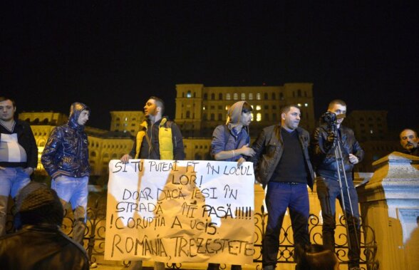 VIDEO Incredibil! Ce făcea un bărbat în timp ce 30.000 de protestatari treceau prin fața Palatului Parlamentului