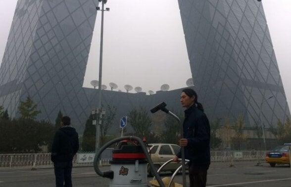 FOTO Un chinez a aspirat aer din Beijing timp de 100 de zile. Rezultatul e halucinant!