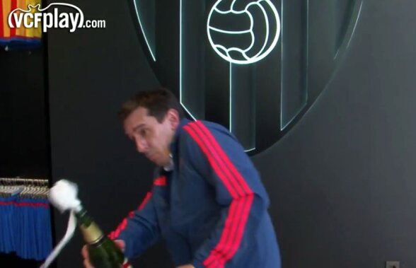 VIDEO Gary Neville a vrut să le ureze fanilor Valenciei un Crăciun Fericit. Însă șampania a luat-o razna :D