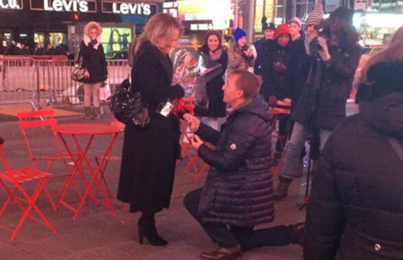 În genunchi în Times Square » Cerere spectaculoasă în căsătorie făcută de un antrenor celebru la doar 68 de zile după ce a divorțat