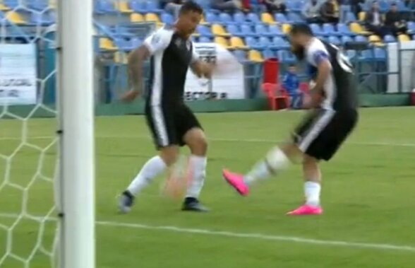 VIDEO Faza anului în fotbalul românesc! Autogol de cascadorii râsului la primul meci al zilei