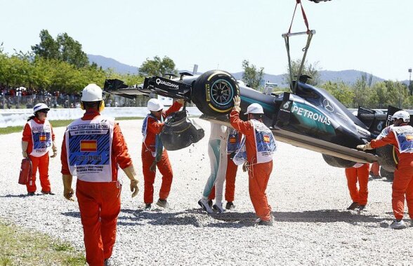 VIDEO + FOTO Imagini incredibile în Marele Premiu al Spaniei! Hamilton și Rosberg s-au lovit în primul tur al cursei și au abandonat