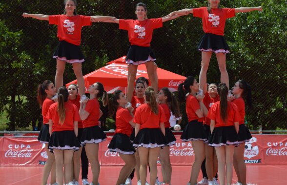 FOTO Cheerleaders show :) » Majoretele au animat atmosfera de la Cupa Coca-Cola