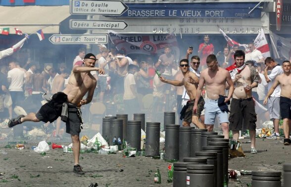 FOTO Lupte de stradă la Marseille! Fanii Angliei, bătuți crunt de ruși, unul este în stare extrem de gravă » Atenție, imagini cu un puternic impact emoțional!