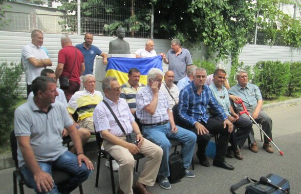 EXCLUSIV Scene incredibile la stadionul Petrolului! Legendele s-au mobilizat pentru a salva fotbalul din Ploiești, dar au avut parte de o "surpriză"