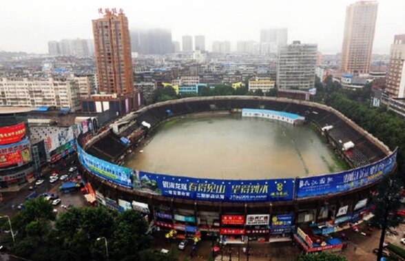 FOTO Cea mai mare cadă din lume? Imagine fabuloasă din China: cum arată un stadion după ploi neîntrerupte!