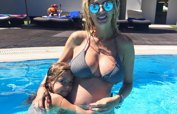 Andreea Bănică, însărcinată la piscină! Arată superb