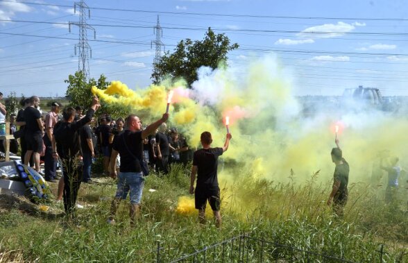 GALERIE FOTO Dănciulescu a participat la înmormântarea suporterului dinamovist: "Eu nu mă regăsesc în acest fotbal"