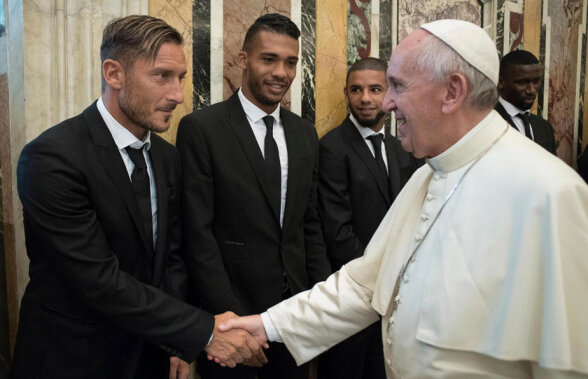 Papa Francisc a fost vizitat de jucătorii Romei: ”Toată viața am jucat la victorie. Nu mă mulțumește un egal mediocru”