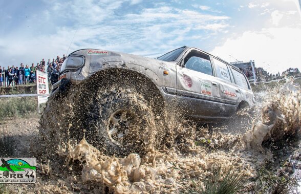 FOTO Spectacol extrem lângă Târgoviște » Monștrii pe patru roți s-au întrecut în Campionatul Național de Off Road