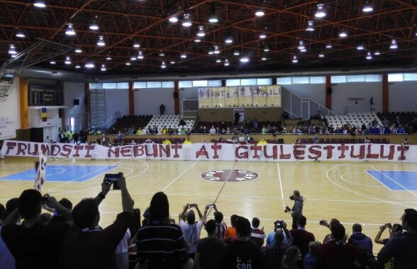 VIDEO și FOTO Fanii giuleșteni au creat o atmosferă senzațională în Sala Rapid, la derbyul cu Dinamo de la handbal! Interviurile de după meci, amânate: "Nu auzim nimic!"