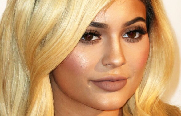 Kylie Jenner și-a celebrat iubitul prin intermediul unor fotografii la limita pornografiei