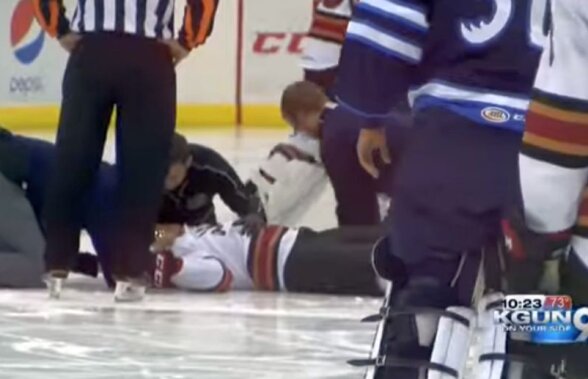 VIDEO - ȘOC! Un jucător de hochei s-a prăbușit pe gheață înaintea unui meci și este în stare gravă 