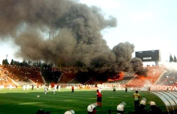 VIDEO Imagini fabuloase cu reporterul Tolontan în peluza incendiată de “câini” la Steaua - Dinamo din ‘97