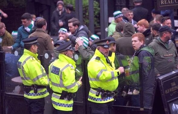 Incident inedit în Champions League! Un fan a lui Celtic a fost arestat după ce a aruncat cu un hamburger  într-un cal al poliţiei