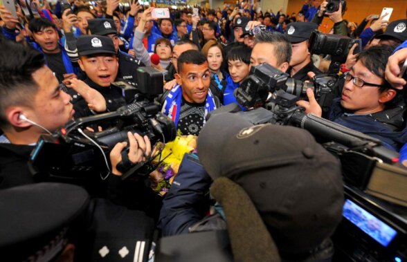 FOTO Asalt la Apaș » Fanii lui Shanghai Shenhua l-au asediat pe Tevez la sosirea în Asia