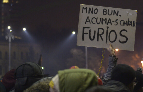 FOTO Stupoare în mijlocul protestului: e incredibil ce scria pe bannerul unui participant