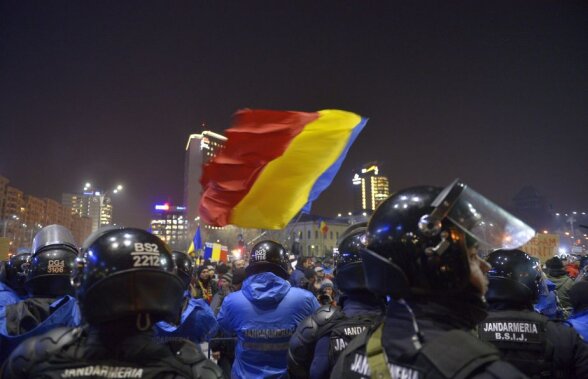 IMAGINEA ZILEI A ajuns Șumudică în Piața Victoriei? :D Mesajul afișat la protestele din București 