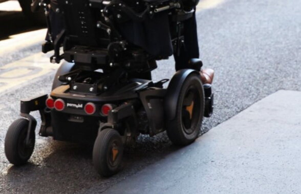 Un bătrân de 92 de ani, aflat în scaun cu rotile, a mers 25 de km pe autostradă