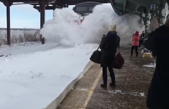 VIDEO Spectaculos! La limita pericolului: ce se întâmplă când un tren trece pe linii înzăpezite