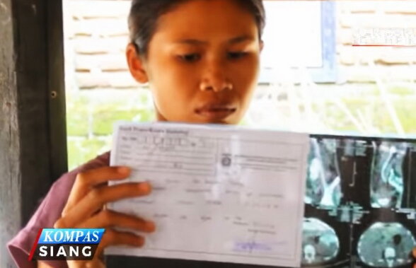VIDEO » O femeie din Indonezia, mințită de medici. I-au furat un rinichi!