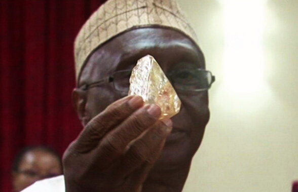 VIDEO » Un pastor din Sierra Leone a descoperit un diamant uriaș
