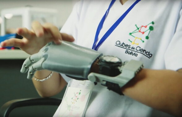 VIDEO Un băiat de 14 ani și-a proiectat singur proteza pentru mână