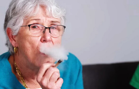 VIDEO A fumat iarbă alături de bunica lui, pentru prima dată. Reacţiile bătrânei sunt incredibile