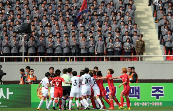GALERIE FOTO Imaginile zilei: 40.000 de nord-coreeni stau smirnă la un meci de fotbal feminin! 9 poze șocante din lagărul comunist: ovații pentru iubitul conducător
