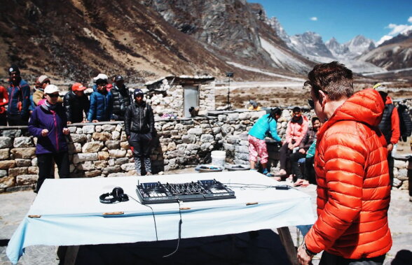 VIDEO Un celebru DJ, party pe Everest!