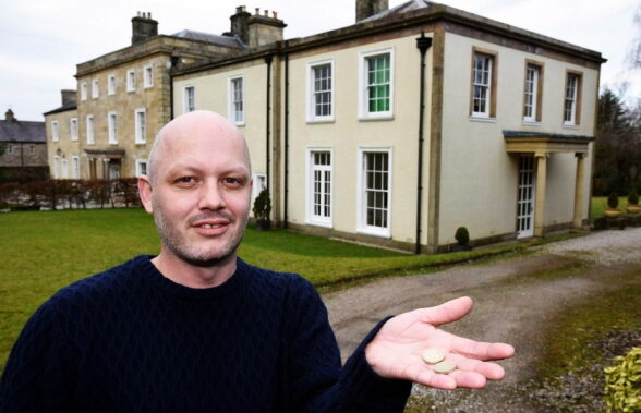 VIDEO Cum a ajuns un englez să vândă o vilă cu 2 lire sterline la licitație