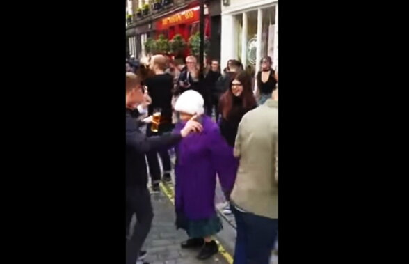 VIDEO O bătrânică a făcut senzaţie într-un grup de tineri, chiar pe stradă