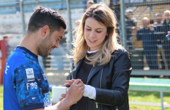 FOTO A cerut-o de soție pe teren: căpitanul unei echipe de fotbal și-a surprins iubita!