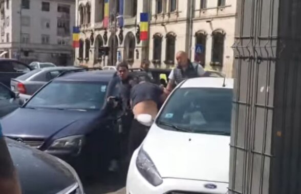 VIDEO Un om faimos din istoria Științei și fiul său, umpluți de sânge în centrul Craiovei! Atenție, imagini dure!