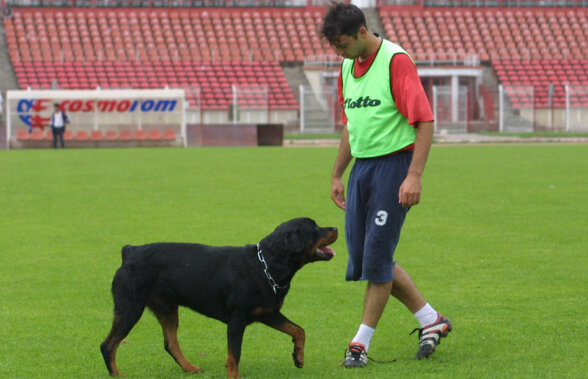 Perle din arhiva foto GSP »  "Câinele" cu câinele » Kiriță nu venea niciodată singur la antrenamente!
