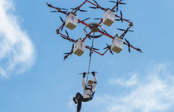 VIDEO Unic în lume: Parașutarea din dronă!