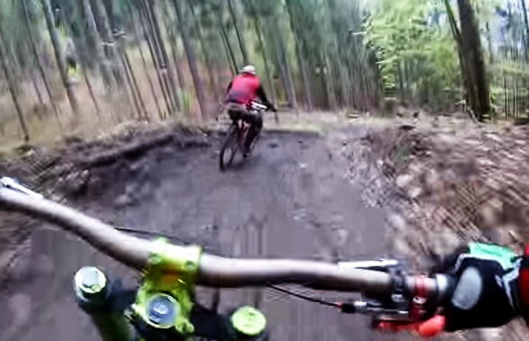 VIDEO Se antrenau cu bicicleta în pădure când... a început teroarea! Au fost la un pas de moarte!
