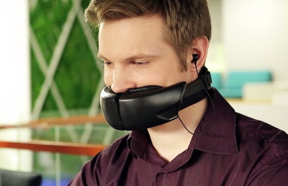 VIDEO O mască ciudată te ajută să păstrezi discreția atunci când vorbești la telefon