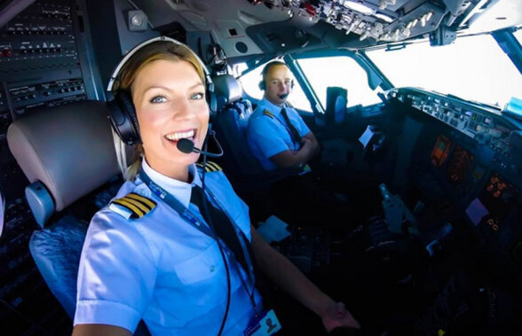 FOTO A dus selfie-urile sexy la un alt nivel! O femeie pilot își face poze senzuale în carlingă
